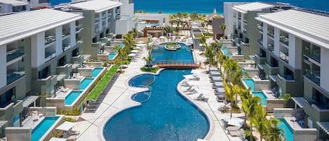 2 albercas al aire libre, sombrillas en la alberca y camastros