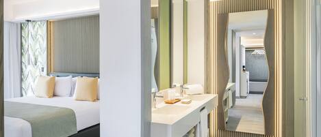 Una habitación de hotel moderna con una cama, un lavamanos en el baño y un espejo.