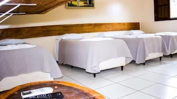 Kamar Quadruple Deluks | 1 kamar tidur, minibar, Wi-Fi gratis, dan seprai linen