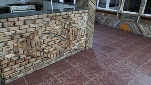 Una cocina con encimera de piedra y diseño de pared de ladrillo.