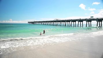 Plage à proximité, chaises longues, parasols, serviettes de plage