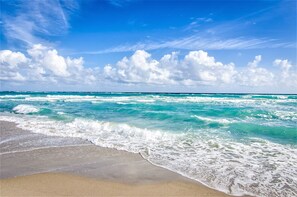 Una playa con olas y cielo despejado.