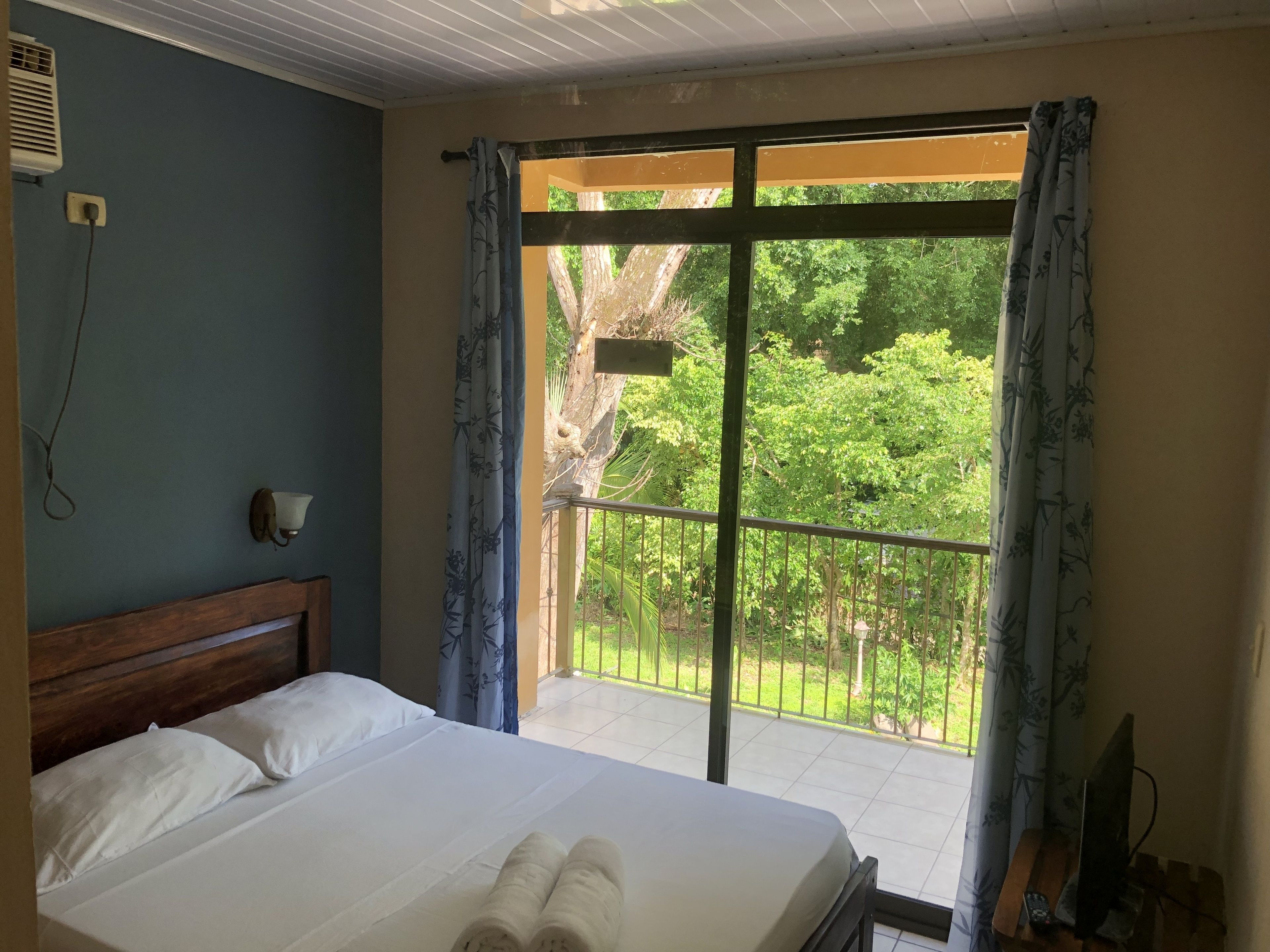 Sta. Teresa | Bed sheets, wheelchair access