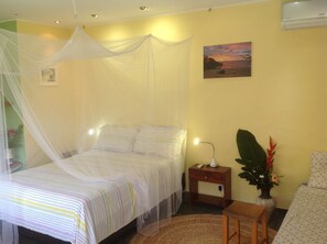 家庭开间套房 | 迷你吧、客房内保险箱、免费 WiFi、床单