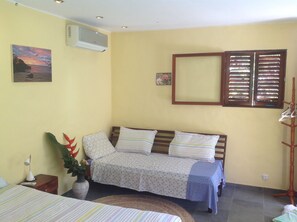Suite monolocale familiare | Minibar, una cassaforte in camera, Wi-Fi gratuito, lenzuola