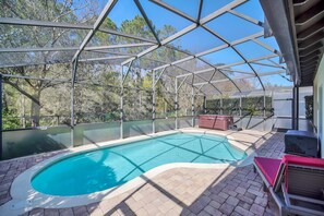 Alberca al aire libre y alberca climatizada