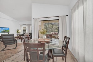 Dining - 6 miles to WDW: 4 Bedroom/3+ Bath, Private Pool/Hot Tub, Wifi, Game Room, Clean (Kissimmee)