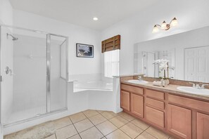 Badewanne, Whirlpool, Haartrockner, Handtücher