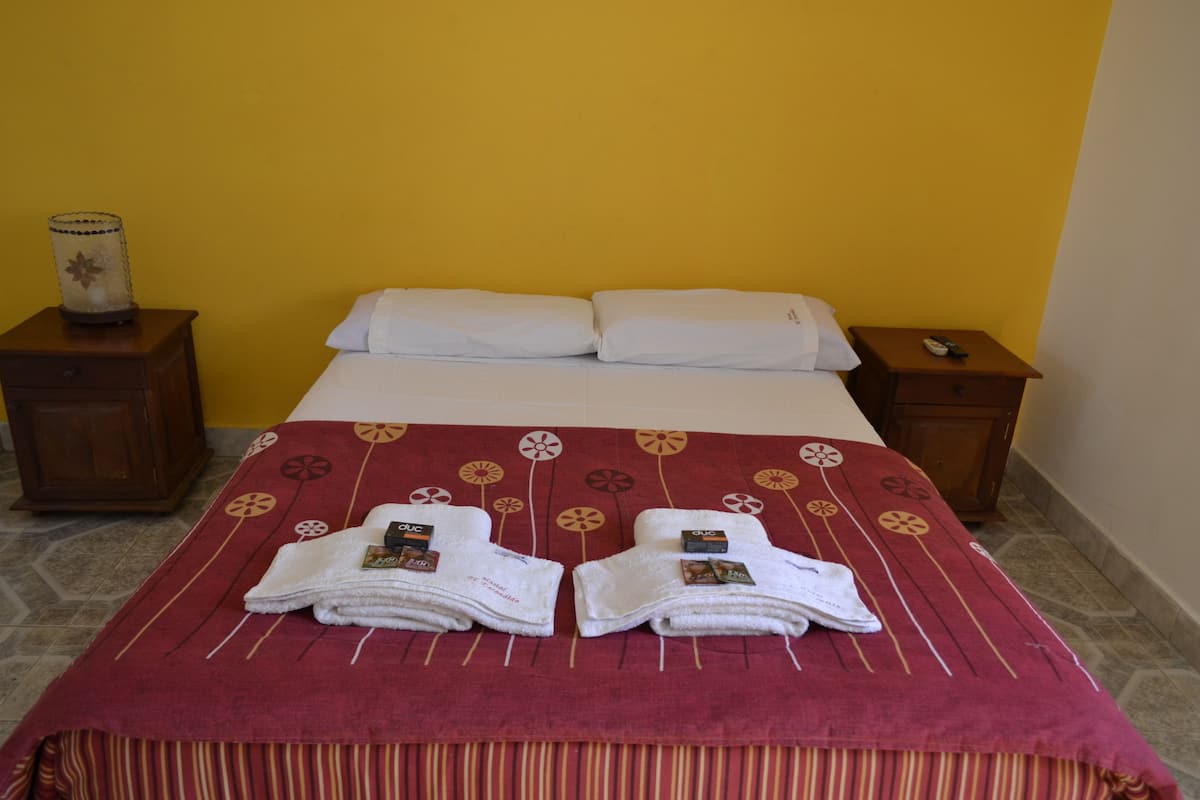 Basic Double Room, Multiple Beds | Free WiFi, bed sheets