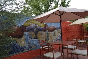 Una piscina al aire libre de temporada