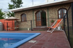 Una piscina al aire libre de temporada