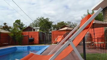 Una piscina al aire libre de temporada