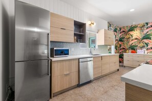 Réfrigérateur, four à micro-ondes, un four, surface de cuisson