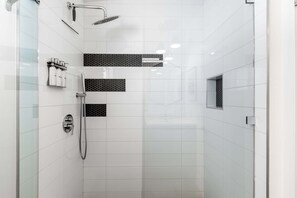 Een douche, een haardroger, handdoeken
