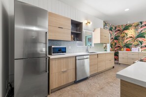 Køleskab, mikrobølgeovn, ovn, kogeplade