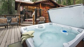 Outdoor spa tub - Scenic Wonders Buss Stop 3 Bedrooms (Yosemite National Park)