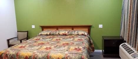 Escritorio, sistema de insonorización y tabla de planchar con plancha