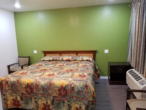 Room - Travis Lodge Motel 16 (Oakland)