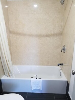 Combined shower/bathtub, towels - Travis Lodge Motel 16 (Oakland)