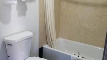 Combined shower/tub, towels