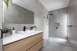 Badewanne, Haartrockner, Handtücher, Seife