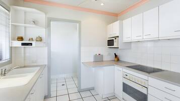 Een koelkast, een magnetron, een oven, een kookplaat