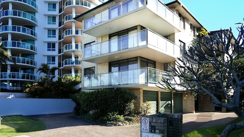 Oxley 8 - Central Position with Great Views!