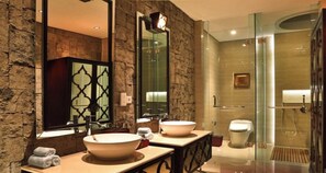 Amenidades de baño gratuitas, secadora de cabello, pantuflas 