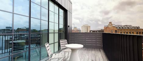 Individually decorated, individually furnished, laptop workspace