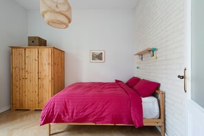 1 slaapkamer, een strijkplank/strijkijzer, wifi