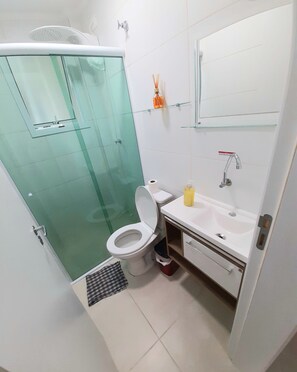 Douche, savon, papier de toilette