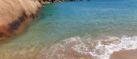 Una spiaggia nelle vicinanze