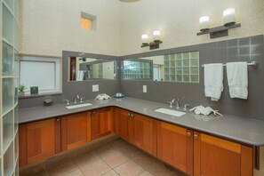 Shower, towels - Beachfront Luxury at Coral Sands (Roatan)