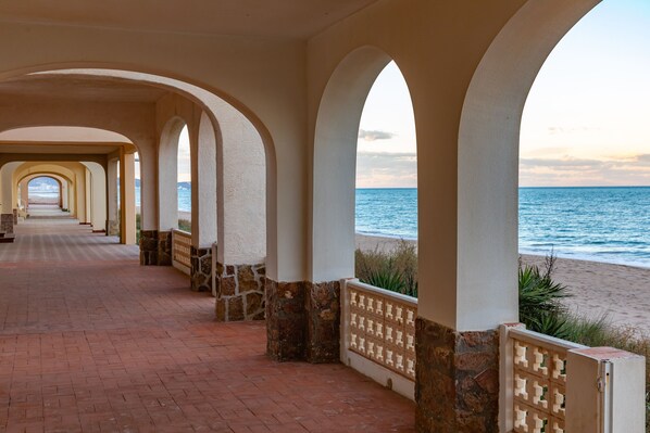 Aurinkotuoleja, rantapyyhkeitä