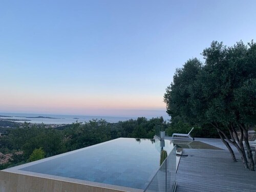 5-star Prestige Villa fully equipped, Panoramic Seaview, Infinity pool