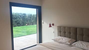 5 bedrooms, desk, iron/ironing board, travel cot