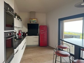 Een koelkast, een microgolfoven, een oven, een kookplaat