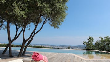 Piscina all'aperto, una piscina riscaldata