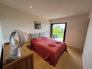 5 habitaciones, escritorio y tabla de planchar con plancha 