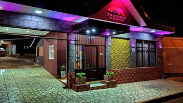 住宿正面 - 傍晚/夜晚