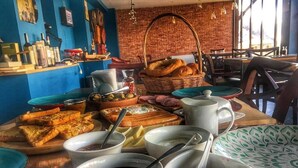 Una tavola imbandita con diversi cibi e ciotole di zuppa.