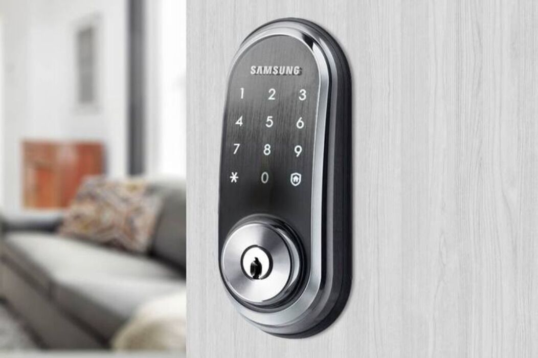 Samsungin älylukko ovenkahvassa.
