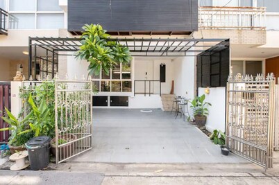 Entire House/Central Bangkok/Walk to BTS+Airport Link/ up to 10 guests!