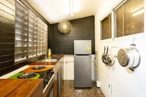 KĂŒhlschrank, Mikrowelle, Herdplatte, Toaster