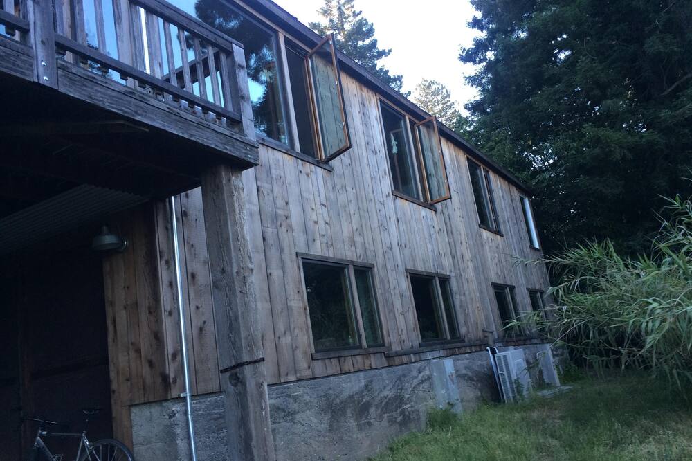 Beautiful Flat in Western Sonoma's redwood hills with hot tub, pets ok