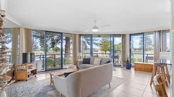 Fernseher, DVD-Player, Bücher