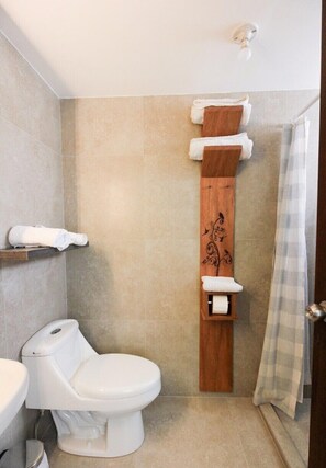 A bathroom with a toilet, a wooden towel rack, and a shower curtain. - Apartments Cumbaya Quito Ec (Cumbayá)