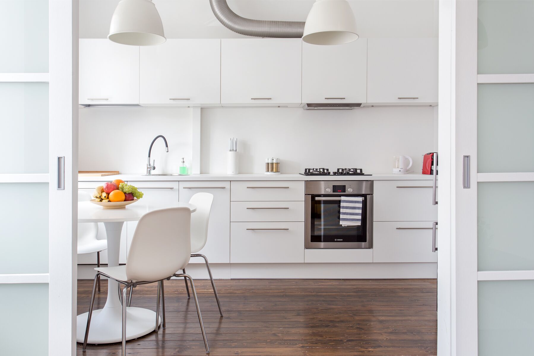 Køleskab, ovn, opvaskemaskine, kaffe-/temaskine