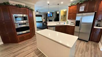 Frigorífic, microones, forn i placa de cuina