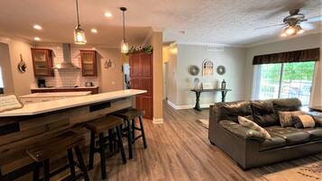 Télévision, cheminée, baby-foot